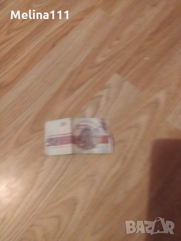 Продава хартиени банкноти 