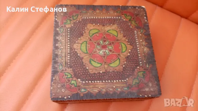 Ретро, стара дървена квадратна кутия с  капак, пираграф, ръчно рисувана, снимка 4 - Антикварни и старинни предмети - 48036196