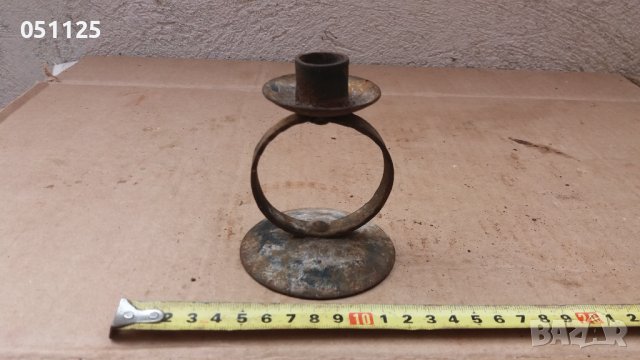 масивен железен свещник , снимка 3 - Антикварни и старинни предмети - 38686910