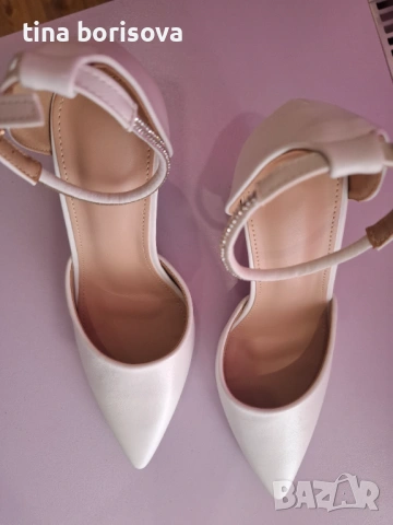 Бели дамски обувки на ток , снимка 2 - Дамски елегантни обувки - 54077000