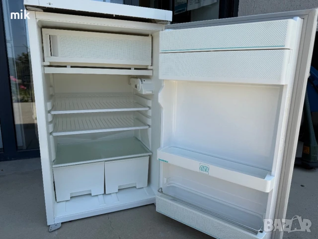 Малък хладилник с камера 