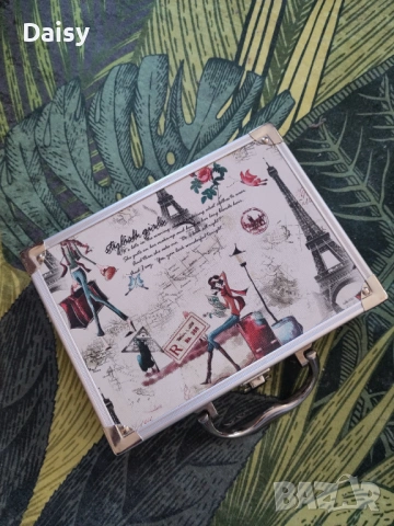 Кутия за бижута тип куфарче, десен "Париж"