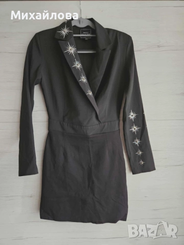 Елегантна черна рокля с декоративни елементи, снимка 3 - Рокли - 52647560