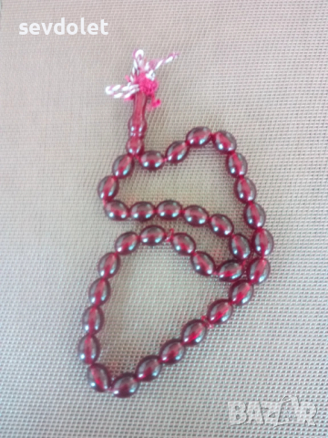 Стилна и красива с изработката си колекционерска броеница.