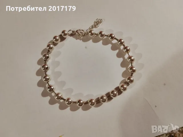 Гривна с сребристи топчета 
