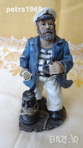 Статуетка на стар моряк с бинокъл и карта