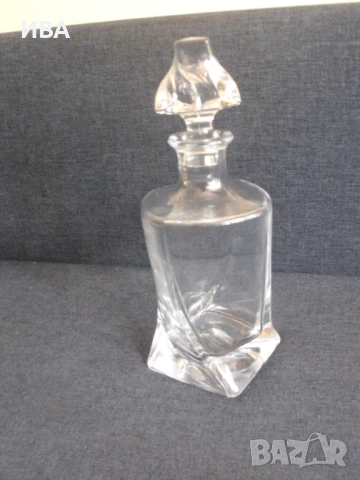 Стъклена гарафа от масивно стъкло.  Обем: около 0,7 л.