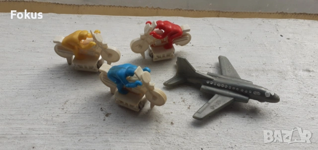Лот миниатюрни играчки моторчета и самолет