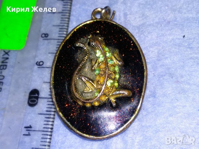 ЗЛАТИСТА МАСИВНА БРОНЗОВА с ЕМАЙЛ и ИСКРЯЩИ ФАСЕТИРАНИ КРИСТАЛИ АРТ ВИСУЛКА МЕДАЛЬОН с ГУЩЕРЧЕ 37006