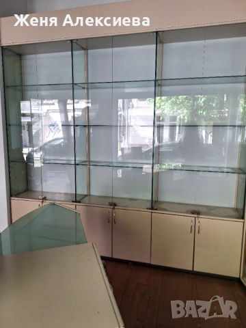 Продавам две големи витрини  и бюро,цена по договаряне.СПЕШНО!!!!!!!