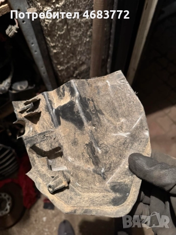 Предпазна пластмаса на ключалката на задна дясна врата на Ауди Audi A8 D4 H4 само за 10лв. 4h0839349