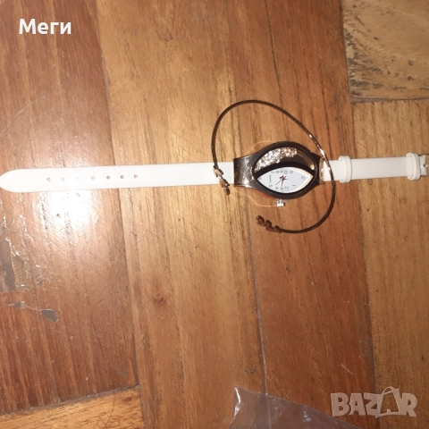 дамски часовник,с украсяважа го допълнителна гривна,с двшжещи се камьчета, снимка 3 - Чанти - 52501275