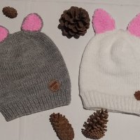 Безшевно ръчно плетена детска шапка с ушички , снимка 5 - Шапки, шалове и ръкавици - 42230111