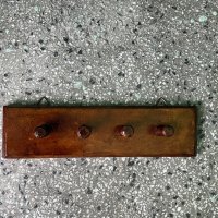 Малка лакирана дървена закачалка, снимка 1 - Други - 42178102
