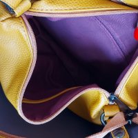 Дамска чанта в цвят горчица с капси и аксесоар, снимка 2 - Чанти - 37916257