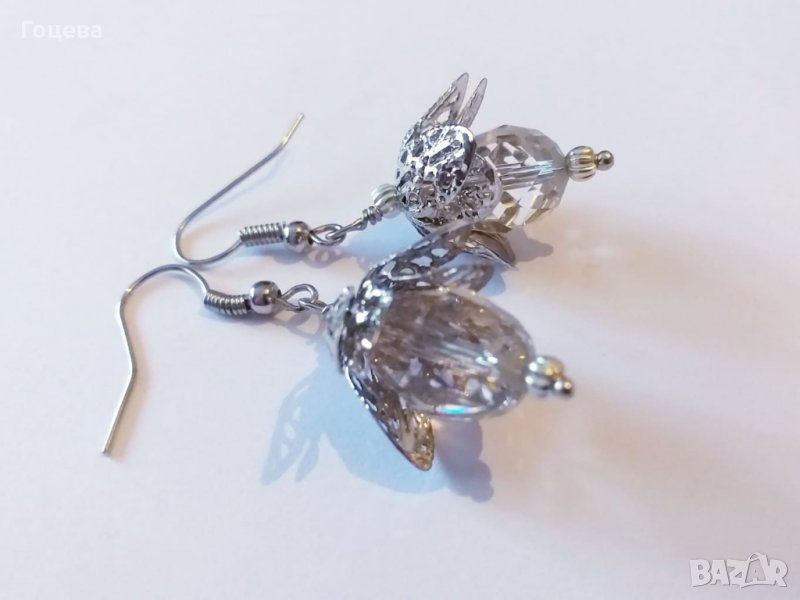 Красиви обици цвете с фасетирани кристали и филигранни орнаменти в цвят антично сребро, снимка 1