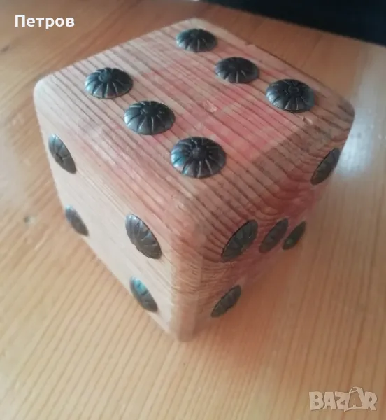 Дървен зар с красиви метални гравирани елементи, снимка 1