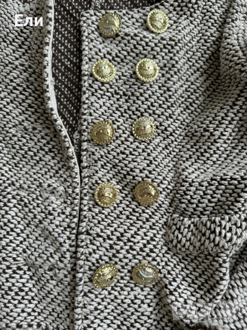 Плетена жилетка с 14 златисти копчета, снимка 2 - Жилетки - 44509634