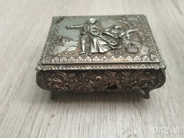 Стара посребрена кутия за бижута