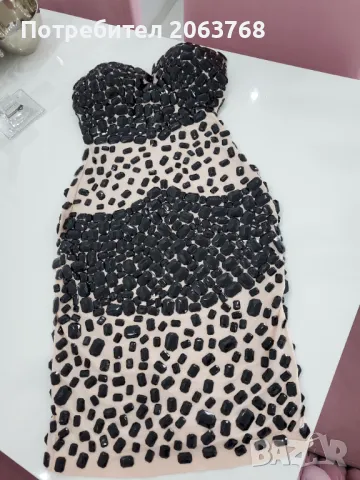 Елегантна рокля с черни камъни