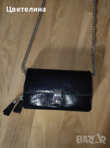 Дамска черна чанта CROPP змийски принт цена 20 лв. + подарък висулка пухче, снимка 2 - Чанти - 42697716