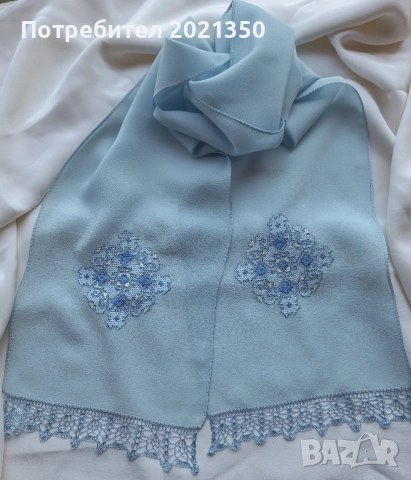 Ръчно бродиран копринен шал с български мотив и дантела