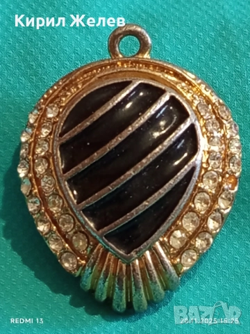 ЗЛАТИСТ МЕДАЛЬОН със ЧЕРНА ЕМАЙЛИРАНА ВЛОЖКА и КРИСТАЛИ 52169, снимка 7 - Колиета, медальони, синджири - 52480634