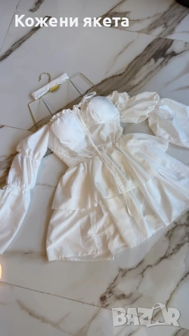 Елегантна рокля с вградени подплънки и чокър