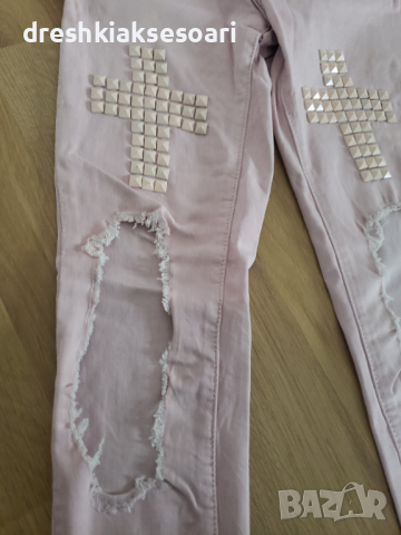 Розови дънки с дупки и пулчета кръст, снимка 4 - Дънки - 44622631