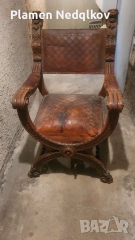 Стар рицарски стол със орнаменти.