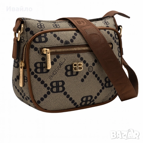 Дамска кросбоди чанта с принт монограм и кафяви акценти, снимка 2 - Чанти - 52124130