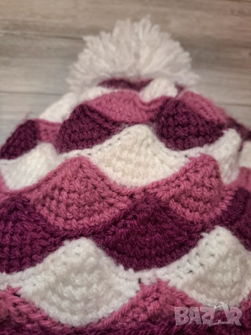 Ръчно плетена шапкa трицветна модел мидички, снимка 3 - Шапки - 52692941