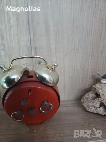 СССР "СЛАВА" червен будилник с две камбани, снимка 3 - Колекции - 48178015