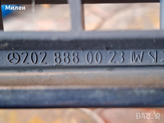 Декоративна Решетка Във Предния Капак Пред Радиатора Mercedes C-Class W202 от 1993-2001 Година , снимка 4 - Части - 42337955