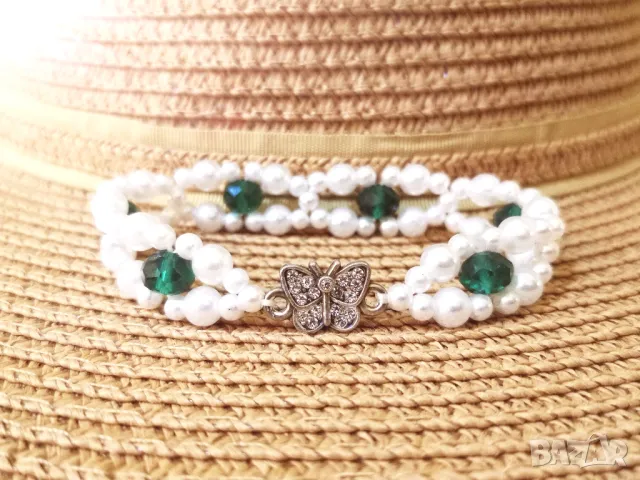 🏷️ Гривна / цвят: перлено бял и зелен / с орнамент пеперуда