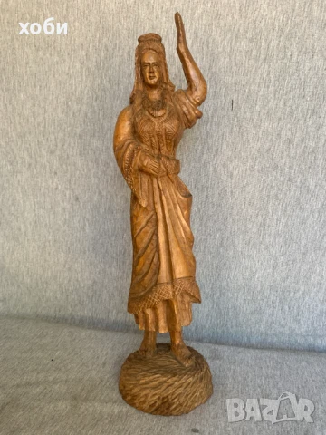 стара дървена фигура 