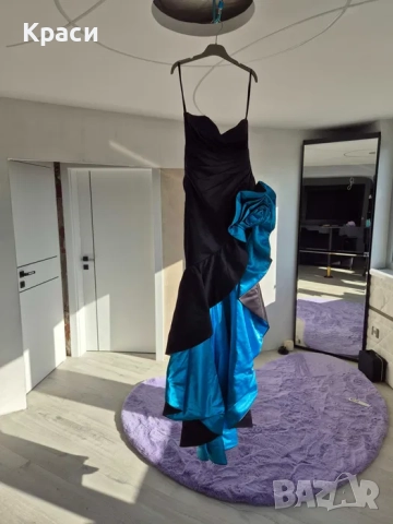 Официална дизайнерска рокля с висока цепка и син акцент.