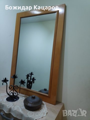 Масивно ,старо огледало, със следи от употреба.  Цена 38лева.