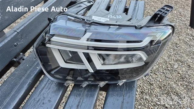 Ляв фар Dacia Duster година 2021 2022 2023 2024 код 260602465R 