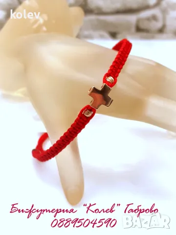 Златен кръст с топчета в гривна червен конец за защита и положителна енергия