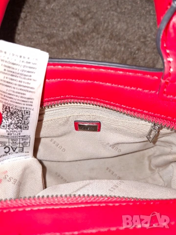 Оригиналта  чанта Guess червена , снимка 3 - Чанти - 53306524