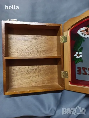 ДЪРВЕН ШКАФ С РИСУВАНО СТЪКЛО ЗА ПОДПРАВКИ, снимка 2 - Антикварни и старинни предмети - 49261075