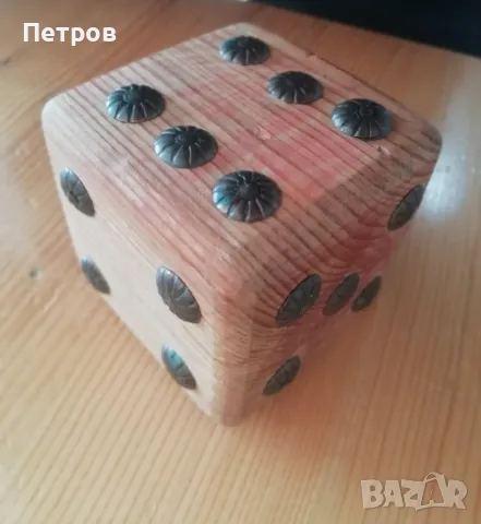 Дървен зар с красиви метални гравирани елементи