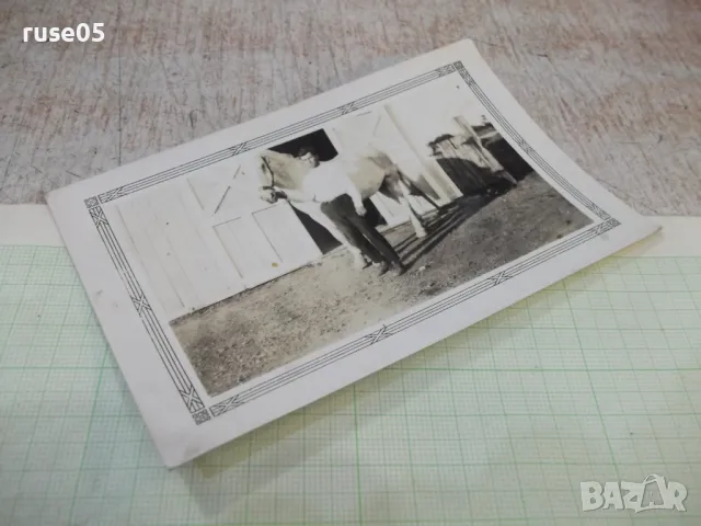 Снимка стара на мъж с кон пред конюшнята, снимка 3 - Колекции - 47906428