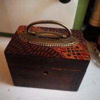 Дървена кутийка със 25 комплекта обеци от социализма, снимка 3 - Антикварни и старинни предмети - 38590080