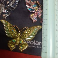 Красиви големи брошки "Пеперуда"с блестящи камъчета , снимка 3 - Колиета, медальони, синджири - 35390501
