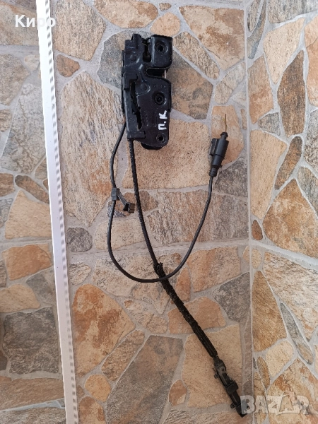 Брави за преден капак - Audi A4 B8, снимка 1