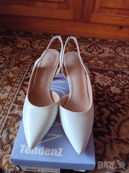 Бели обувки с висок ток, снимка 1