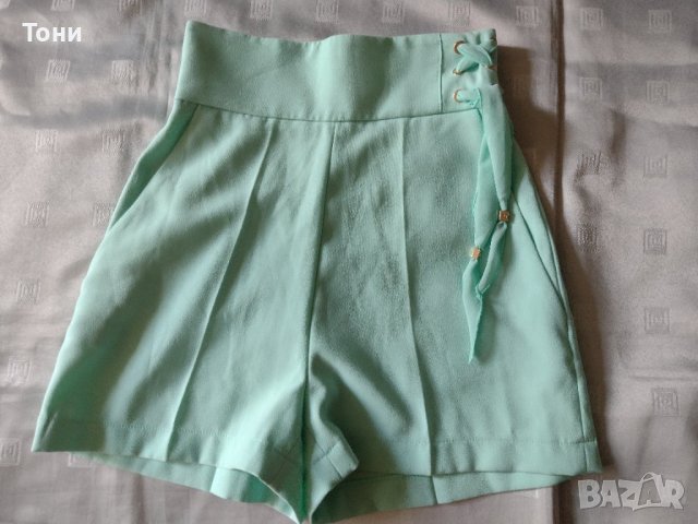 Елегантни къси панталони Elisabetta Franchi с висока талия, вталени.