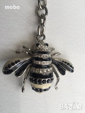 Луксозен ключодържател от метал  под форма на пчела, инкрустиран  с бели и черни камъни, снимка 3 - Други - 49314634